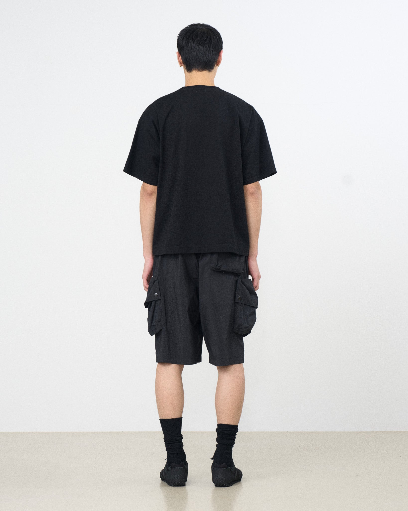 YOKE (ヨーク) 刺繍Tシャツ オールドマン 黒 ブラック 後ろから見た着用イメージ 全身