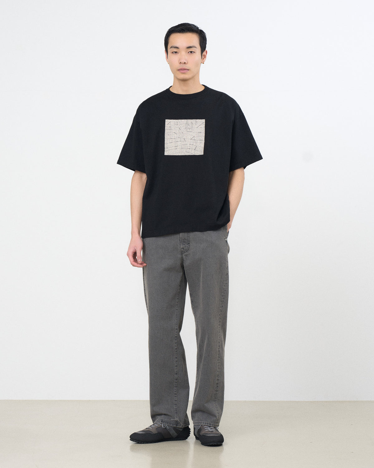 YOKE (ヨーク) 刺繍Tシャツ サウンドミューラル 黒 ブラック 正面から見た着用イメージ 全身
