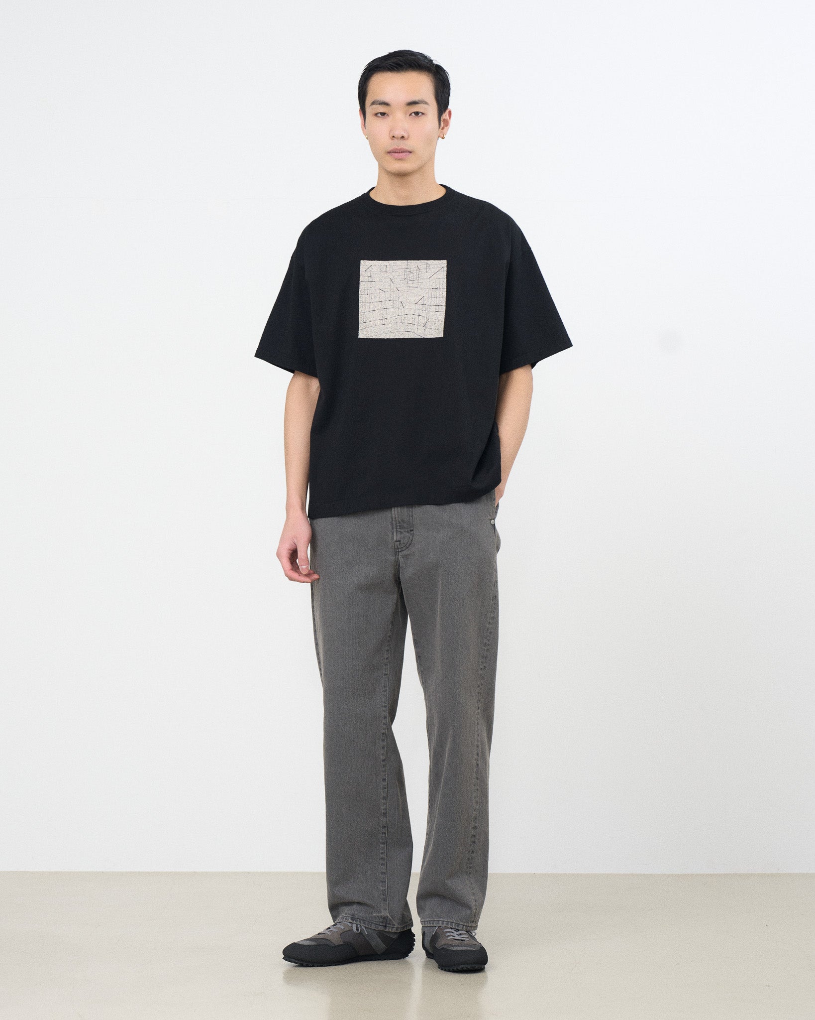 YOKE (ヨーク) 刺繍Tシャツ サウンドミューラル 黒 ブラック 正面から見た着用イメージ 全身