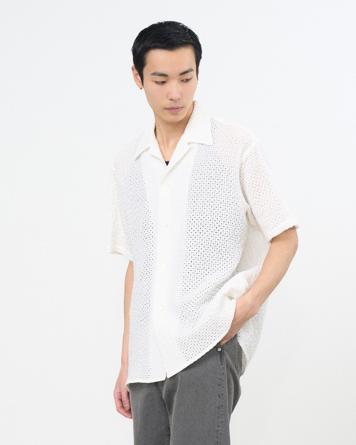 YOKE（ヨーク）エンブロイダリーオープンカラーシャツ 白 ホワイト 正面から見た着用イメージ