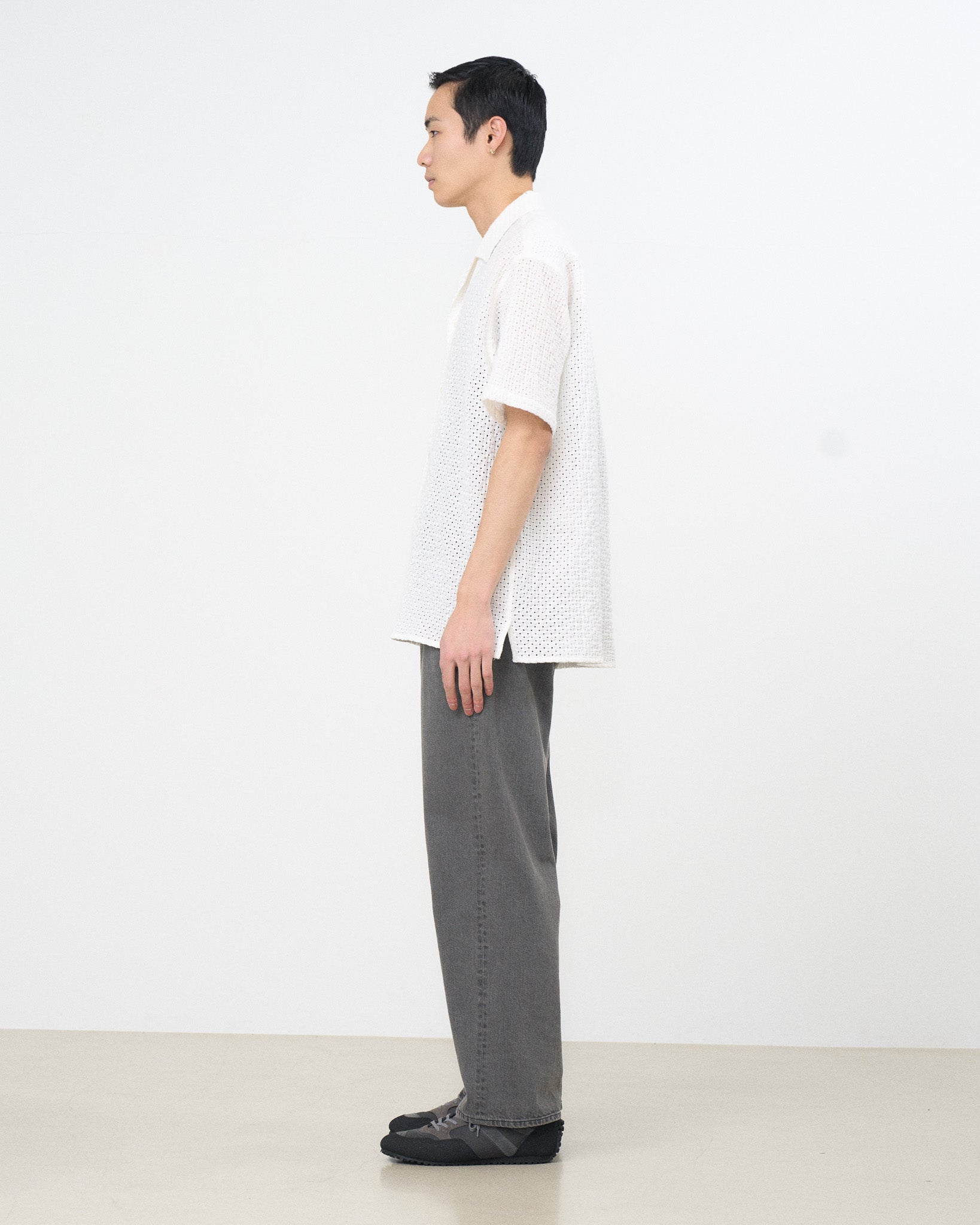 YOKE (ヨーク) ヴィンテージウォッシュワイドストレートデニム ブラック 横から見た着用イメージ 全身