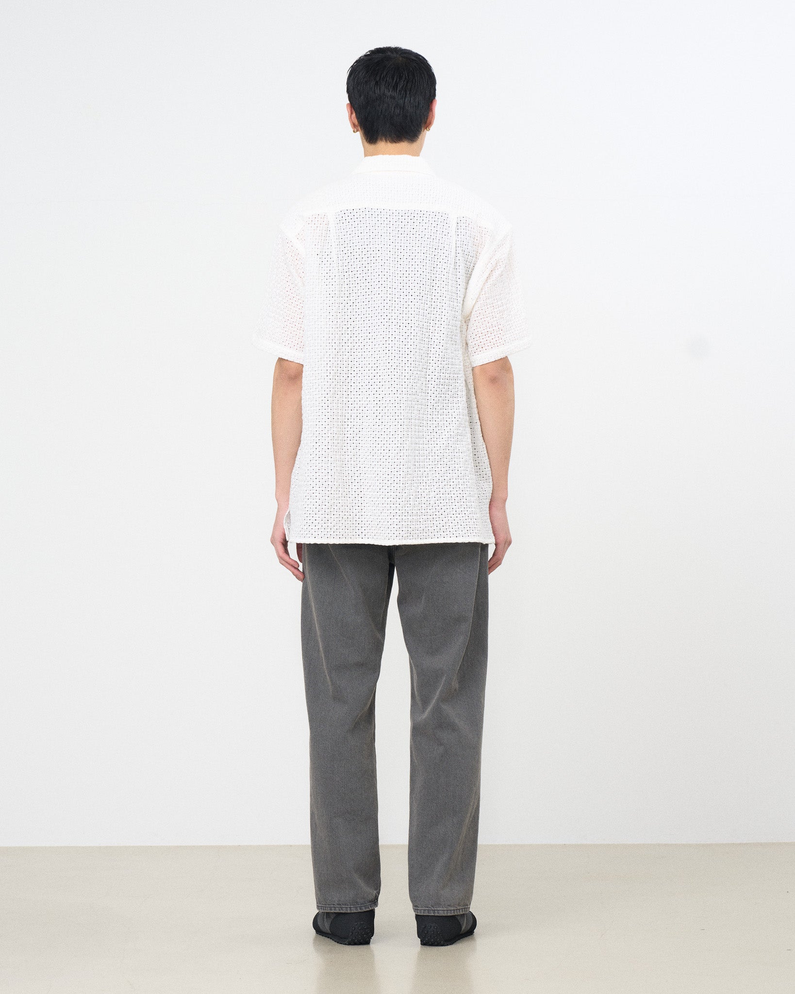 YOKE (ヨーク) ヴィンテージウォッシュワイドストレートデニム ブラック 後ろから見た着用イメージ 全身