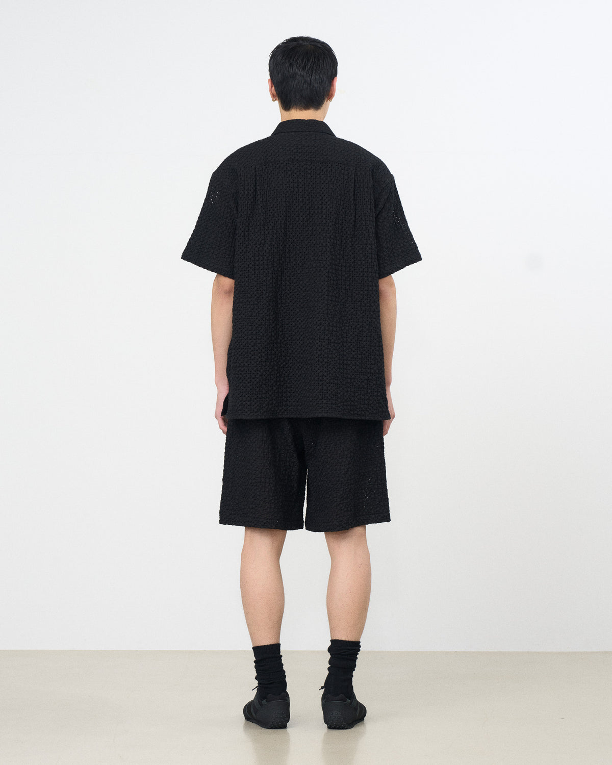 YOKE（ヨーク）エンブロイダリーイージーショーツ 黒 ブラック 後ろから見た着用イメージ 全身