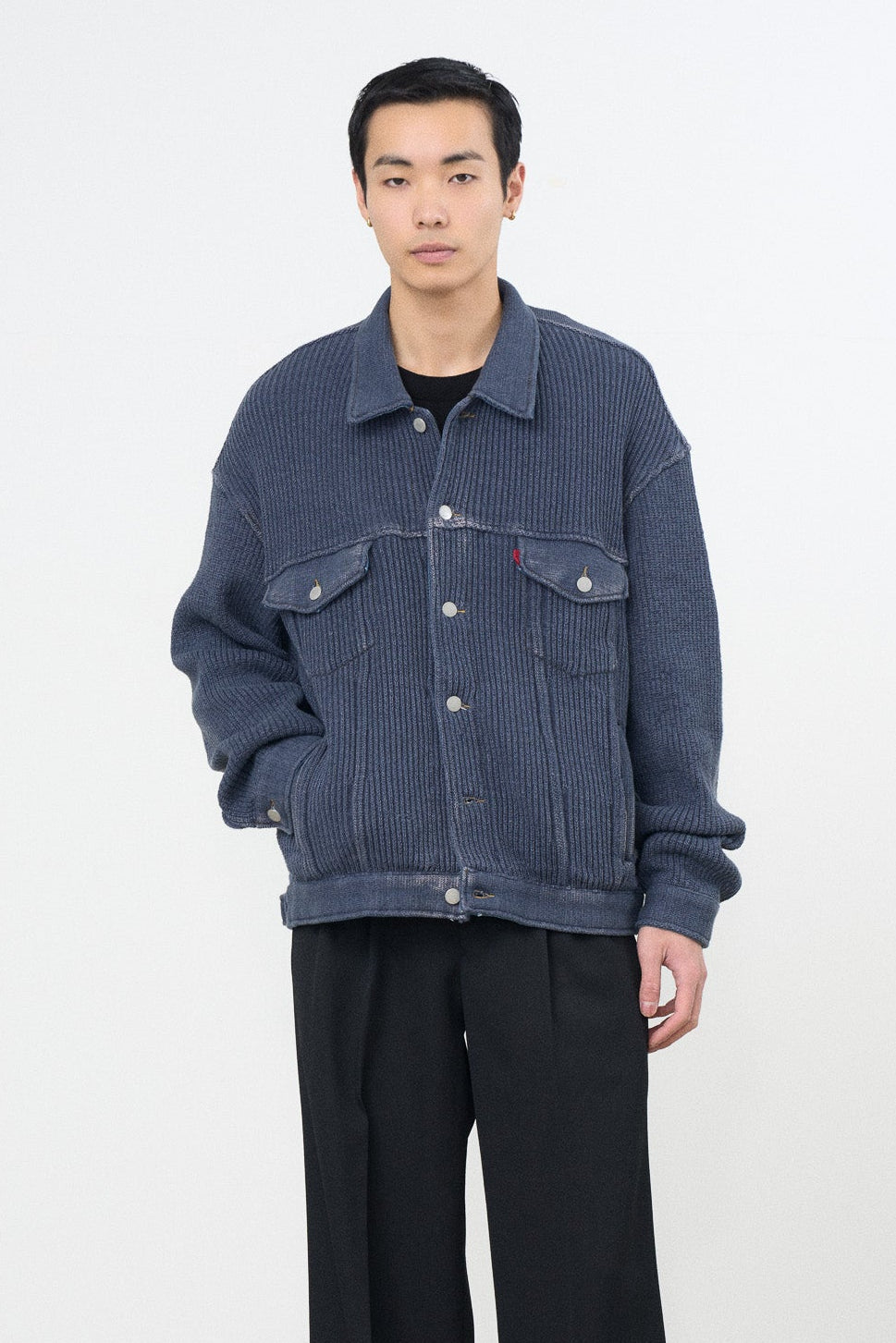 YOKE (ヨーク) 吾亦紅別注 デニムニットドッキングトラッカージャケット インディゴ ブルー 正面から見た着用イメージ 全身
