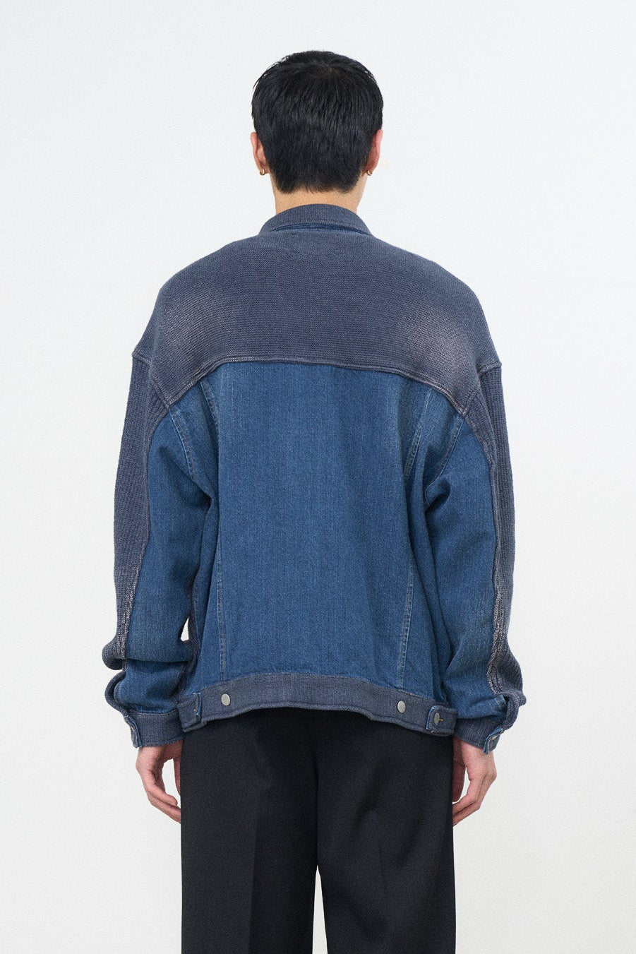 YOKE (ヨーク) 吾亦紅別注 デニムニットドッキングトラッカージャケット インディゴ ブルー 後ろから見た着用イメージ 全身