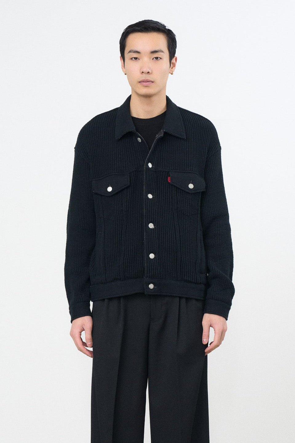 YOKE (ヨーク) 吾亦紅別注 デニムニットドッキングトラッカージャケット ブラック 正面から見た着用イメージ 全身