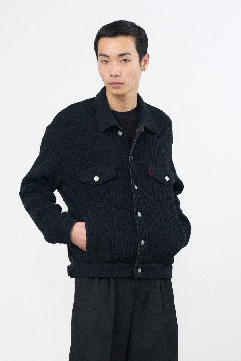 YOKE (ヨーク) 吾亦紅別注 デニムニットドッキングトラッカージャケット ブラック 正面から見た着用イメージ 全身