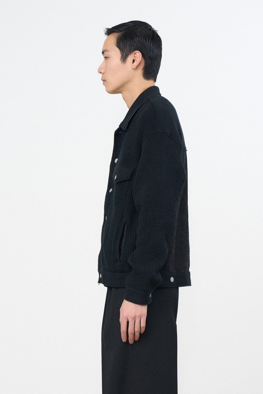 YOKE (ヨーク) 吾亦紅別注 デニムニットドッキングトラッカージャケット ブラック 横から見た着用イメージ 全身