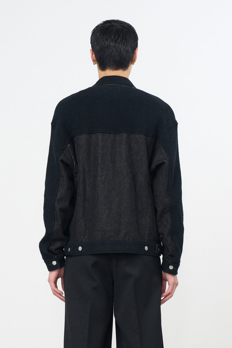 YOKE (ヨーク) 吾亦紅別注 デニムニットドッキングトラッカージャケット ブラック 後ろから見た着用イメージ 全身