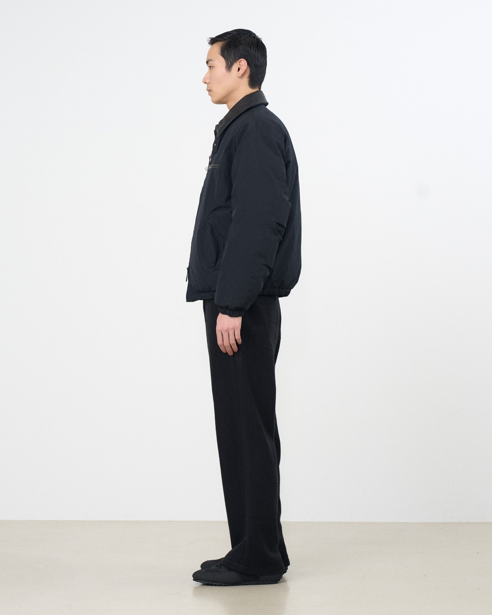 ウィンドストッパー ゴアテックス 襟レザーダウンジャケット ブラック 横から見た着用イメージ 全身