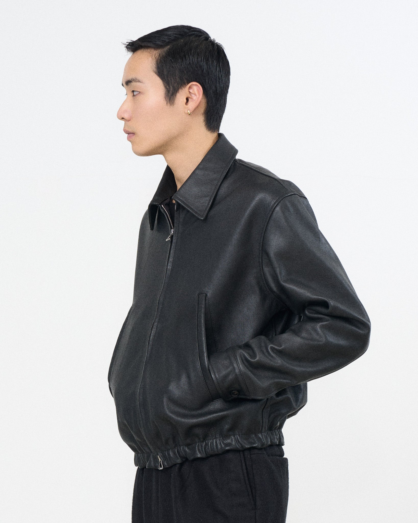 YOKE (ヨーク) 吾亦紅別注カーフレザージップブルゾン ブラック 横から見た着用イメージ