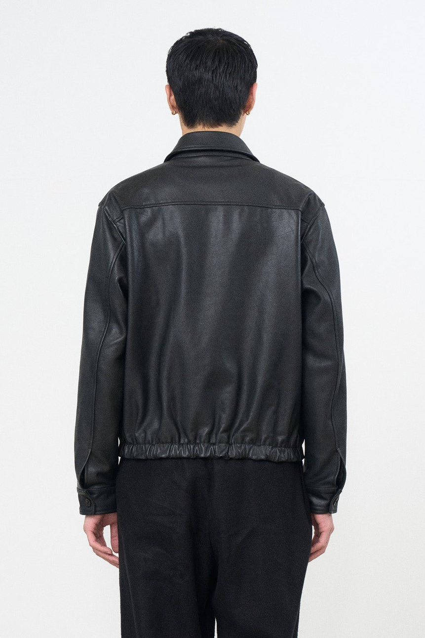 YOKE (ヨーク) 吾亦紅別注カーフレザージップブルゾン ブラック 後ろから見た着用イメージ 全身